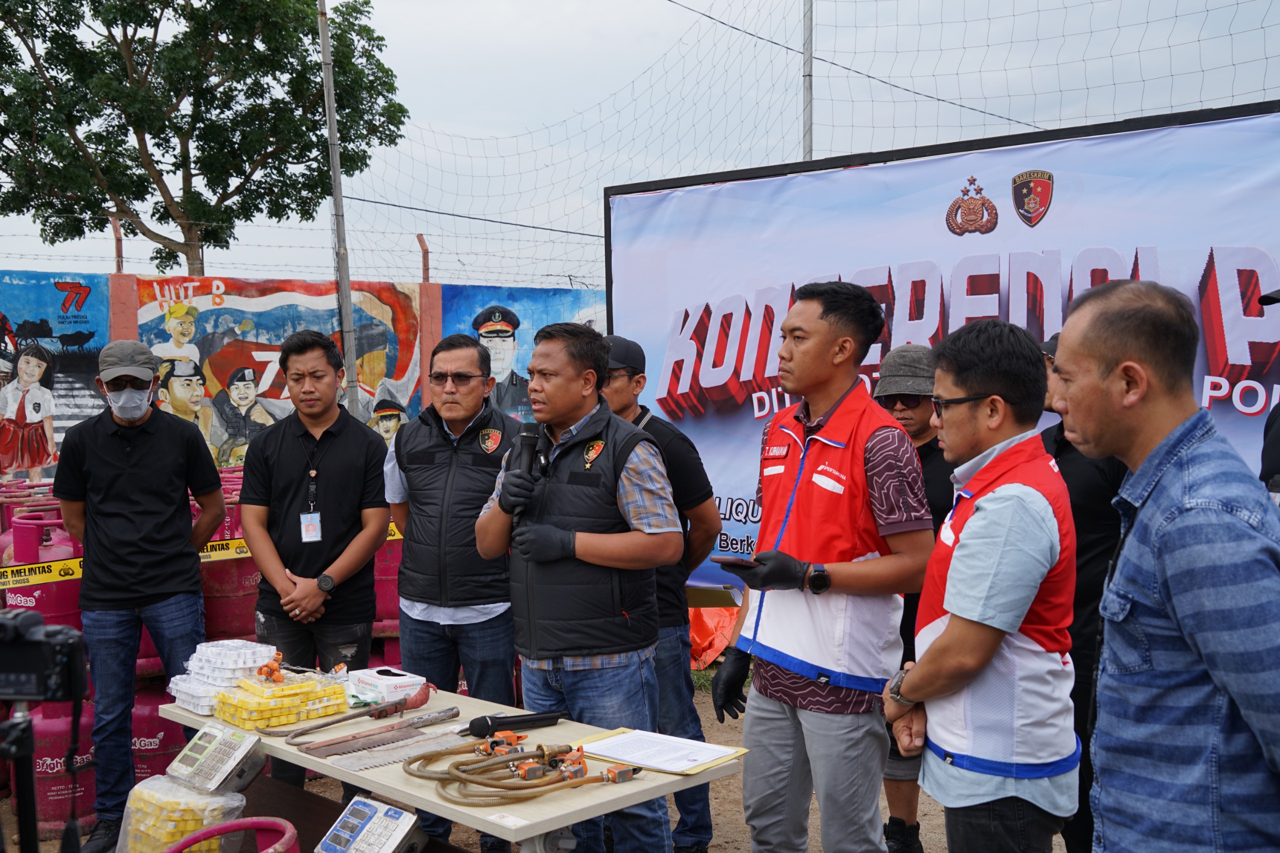 Bareskrim Polri Bongkar Sindikat Pengoplos Gas di Sukoharjo, Kerugian Negara  Capai Rp 5,4 Miliar - DIVISI HUMAS POLRI - Pengelola Informasi dan  Dokumentasi Polri
