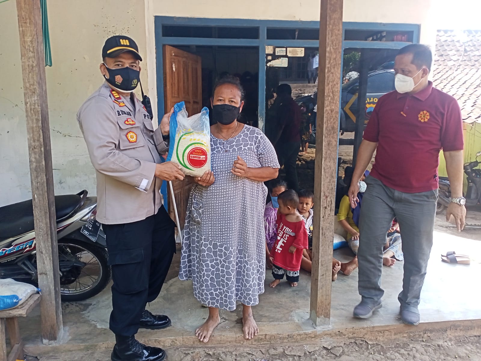Kapolsek Weleri Serahkan Bantuan Beras Ke 3 Desa Di Kecamatan Weleri Divisi Humas Polri
