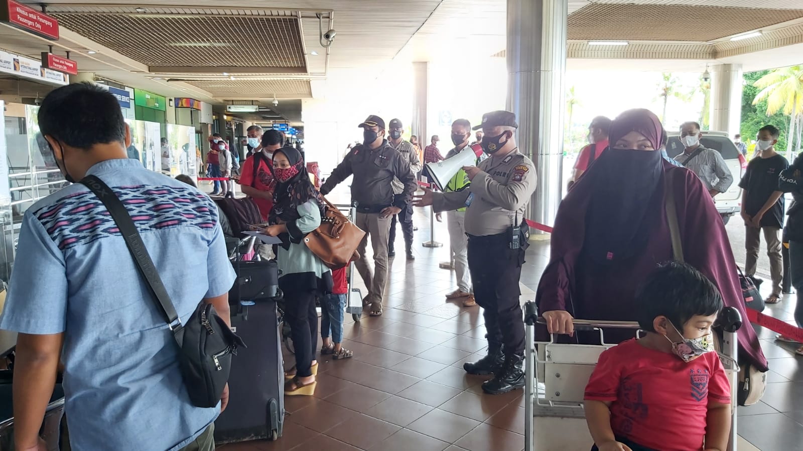 Polsek Kawasan Bandara Hang Nadim Berikan Himbauan Prokes Pada Antrian Calon Penumpang Di Bandara Hang Nadim Divisi Humas Polri