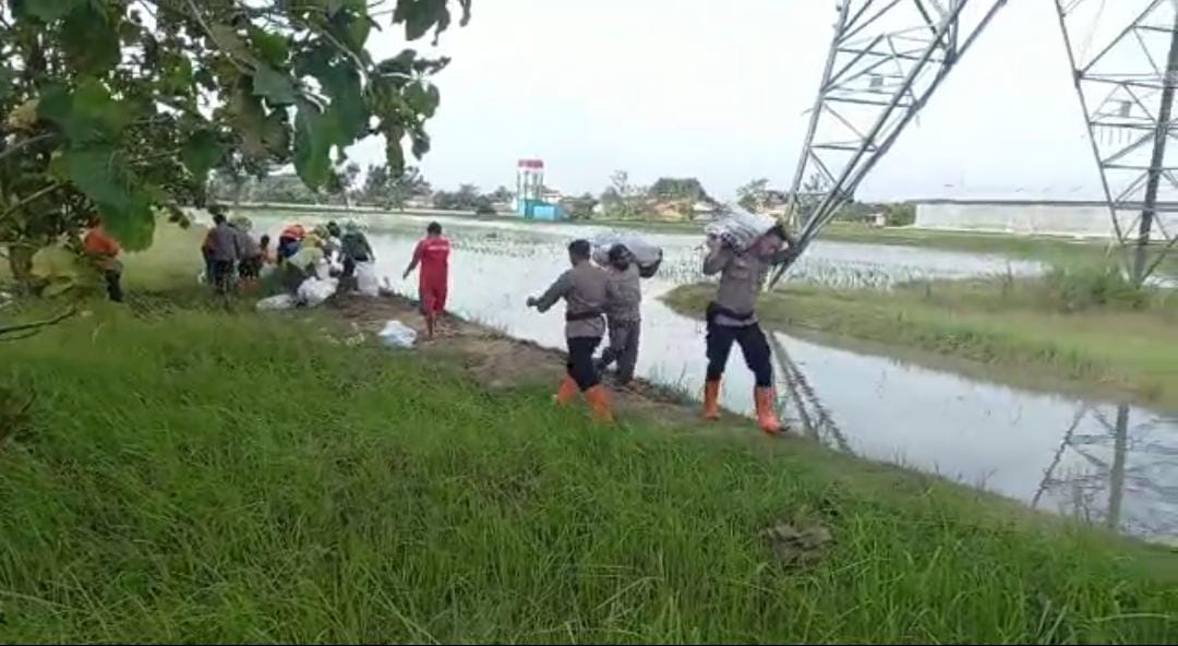 Antisipasi Banjir Akibat Luapan Sungai Lusi Anggota Polres Grobogan