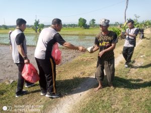 Jum'at Berkah, Polsek Sukorejo Bagikan Nasi Bungkus Pada Buruh Tani