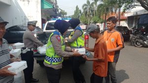 Jumat Berkah, Polisi di Majalengka Bagikan Nasi Kotak Pada Paman Becak, Tukang Parkir, Pedagang Kaki Lima Dan Ojek Online