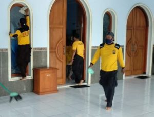 Jumat Bersih, Polsek Pakel Laksanakan Bersih Bersih Tempat Ibadah
