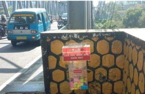 Peduli Keluh Kesah Masyarakat Polisi Pasang Box Curhat dan Motivasi di Jembatan Suhat Kota Malang