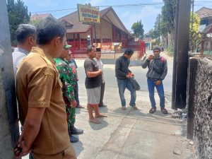 Bhabinkamtibmas Desa Warnasari Polsek Sukabumi sinergitas dengan TNI Bhabinsa Desa Warnasari Melaksanakan Kegiatan Dialogis dan Sambang