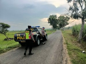 Cegah Kriminalitas dan Laka Lantas, Polsek Kenduruan Polres Tuban Melaksanakan Patroli Menjelang dan Sesudah Sholat Maghrib