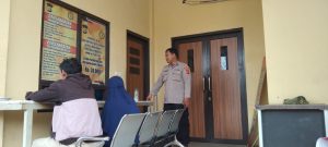 Anggota Piket Polsek Kramatwatu Polresta Serkot Polda Banten Aipda Rudi Menjelaskan Kepada Masyarakat Tentang Tata Cara Membuat SKCK