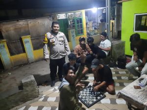 Patroli Malam Hari Anggota Polsek Kasemen Polresta Serkot Polda Banten Sambangi Perkampungan Desa Sambirejo Memberi Himbauan Kamtibmas Kepada Warga
