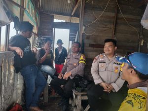 Personil Polsek Kasemen Polresta Serkot Polda Banten Memberikan Himbauan Kamtibmas Kepada Masyarakat Terkait Kamtibmas di Wilayah