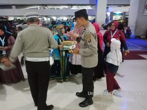 Pawas dan Anggota Penjagaan Polsekwas Bandara Sepinggan Balikpapan melaksanakan Kegiatan Rutin Yang Ditingkatkan (KRYD) di Wilayah Bandar Udara Internasional Sams Sepinggan Balikpapan
