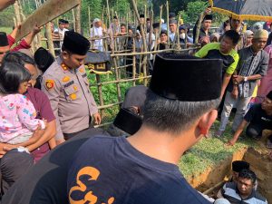 Kapolres Kuantan Singingi Menghadiri Pemakaman Warga Kelurahan Muara Lembu Yang Meninggal Dunia Akibat Kecelakaan