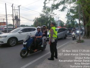 Personil Polsek Medan Barat Strong point/gatur lalin sore bantu masyarakat lancarkan kendaraan di jalan raya
