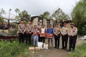 Polres Dairi Bantu Keluarga Korban Kebakaran Rumah