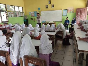 Kanit Binmas Polsek Baros Polresta Serkot Polda Banten, Menyampaikan Sosialisasi Bahaya Bullying/Perundungan kepada Siswa - Siswi SDN Panyirapan