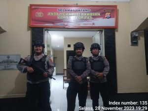 Selalu waspada dan siap siaga, Personel Polsek Pabuaran Polresta Serkot Polda Banten, laksanakan Sispam Mako Malam hari