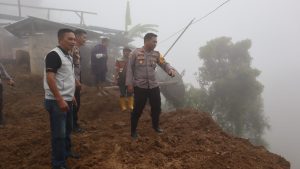 Peduli Korban Bencana Kapolres Tana Toraja Kunjungi Lokasi Longsor