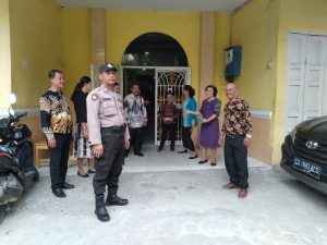 Personil Patroli Polsek Medan Barat mobile layani masyarakat bantu sambangi Gereja berikan kenyamanan beribadah di Wilayah Hukumnya