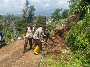 Buka Akses Jalan, Polres Malang Bersama TNI dan Warga Bersihkan Tanah Longsor di Wagir