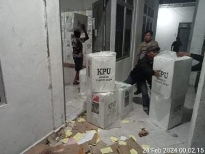 Tidak Kenal Waktu, Personel Polsek Perdagangan Resor Simalungun Kawal Ketat Logistik Pemilu ke KPUD Simalungun