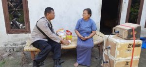 Bhabinkamtibmas Berikan Dukungan dan Bantuan kepada Nenek Hasanah di Desa Klompangan, Jember