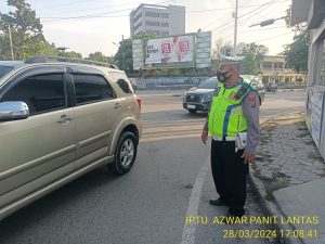 Strong point/Gatur lalin sore Personil Polsek Medan Barat bantu masyarakat layani menghindari kemacetan masyarakat berkendaraan di jalanan