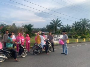 Polsek XIII Koto Kampar dan Bhayangkari Berbagi Takjil Gratis
