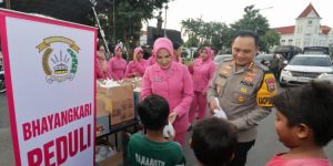 Ramadhan Berkah, 750 Paket Takjil Untuk Warga dan Bonek Dibagikan oleh Bhayangkari