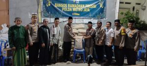 Bansos Ramadhan Presisi: Polsek Tambora Bersama Bhayangkari Ranting Tambora Berikan 50 Sak Semen untuk Perbaikan Masjid Jami Al Mutaqien