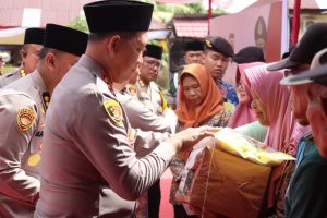 Berikan 100 Paket Sembako untuk warga Bengkulu Selatan, Kapolda Bengkulu Gelar Bulan Bakti Ramadhan