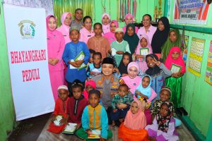 Senyum ceria anak muslim Kokoda dikunjungi Kapolresta beserta Ibu Ketua Bhayangkari Cabang Sorong Kota