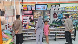 Polsek Kadipaten Saat Patroli Siang Berkunjung ke Mini Market, Berikan Himbauan Kamtibmas