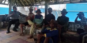 Sambangi Masyarakat Sedang Berkumpul, Bhabinkamtibmas Desa Pagandon Ajak Warga Berdiskusi