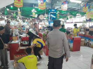 Anggota Polsek Kepung Patroli Obyek Vital Sambang di Minimarket 