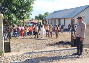 Polsek Wetar Berikan Dukungan Pengamanan Prosesi Jalan Salib Oleh Umat Kristiani di Desa Lurang