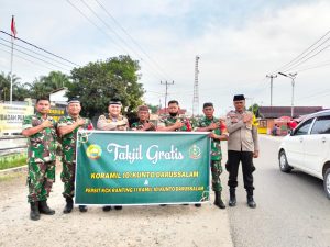 Personil Polsek Kunto Darussalam Giat Sinergitas TNI-Polri Dalam Pemberian Takjil Pada Masyarakat