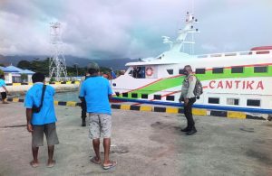 Siaga Musim Mudik: Polsek Salahutu Lakukan Patroli Intensif di Area Pelabuhan Tulehu