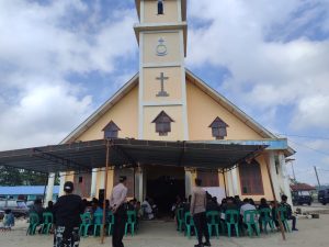 Personil Polsek Lintongnihuta Pastikan Pelaksanaan Ibadah Jumat Agung di Gereja Berjalanan Aman