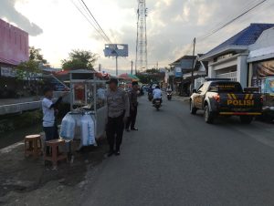 Jelang Berbuka Puasa, Polsek Gondang Gelar Patroli Ngabuburit di Pusat Jajanan Takjil