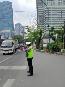 Personel Sat Lantas Polrestabes Medan melaksanakan Pengaturan Pos Padat Pagi