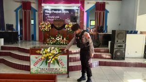 Anggota Dalmas Sat Samapta Polres Pekalongan Laksanakan Sterilisasi Gereja