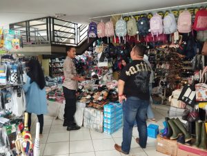 Petugas Polsek Cikijing Lakukan Patroli Dialogis di Pasar Cikijing