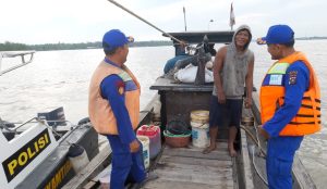 Cegah Narkoba Masuk Melalui Perairan, Sat Polairud Polres Tanjung Balai Periksa Kapal Yang Memasuki Perairan Tanjung Balai