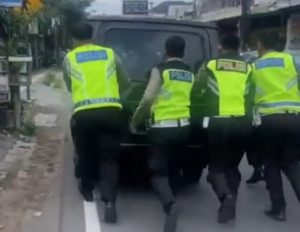 Aksi Polisi Kota Kediri Bantu Kendaraan Pemudik Mogok Hingga Kehabisan BBM