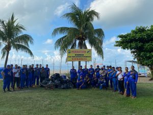 Personel Polri Berperan dalam Aksi Bersih Tepian Sungai Mahakam