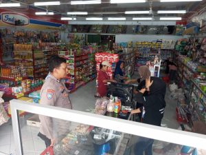 Polsek Jatikalen Patroli Dialogis dengan Karyawan Minimarket dan Warga