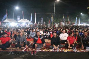 Tingkatlan Semangat Nasionalisme, Kapolres Kutai Kartanegara Nobar Semifinal Piala Asia U23 Bersama Warga
