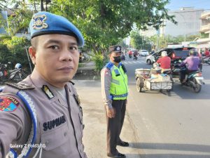 Personil Polsek Medan Barat Strong point/Gatur lalin pagi bantu masyarakat layani pencegahan kemacetan berkendaraan di jalan raya