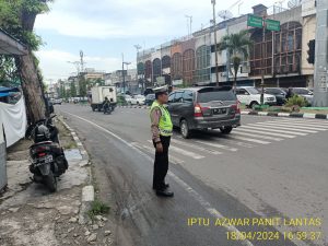 Personil Polsek Medan Barat Strong point/Gatur lalin sore bantu masyarakat layani mencegah kemacetan berkendaraan di jalan raya