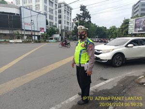Personil Polsek Medan Barat Strong point/Gatur lalin pagi bantu masyarakat layani mencegah kemacetan berkendaraan di jalan raya