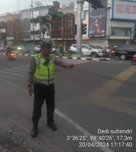 Strong point/Gatur lalin sore Personil Polsek Medan Barat layani masyarakat bantu pencegahan kemacetan berkendaraan di jalan raya